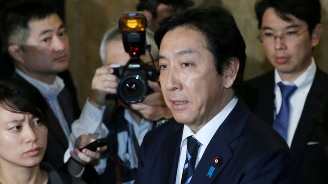 Bộ trưởng Kinh tế, Thương mại và Công nghiệp Nhật Bản Isshu Sugawara chính thức từ chức sau vụ bê bối (Ảnh: CNBC)