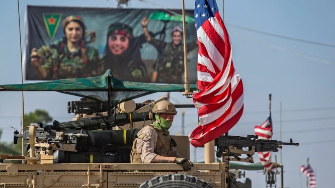 Binh sĩ Mỹ tuần tra khu vực gần biên giới với Thổ Nhĩ Kỳ ngày 31/10 (Ảnh: Newsweek)