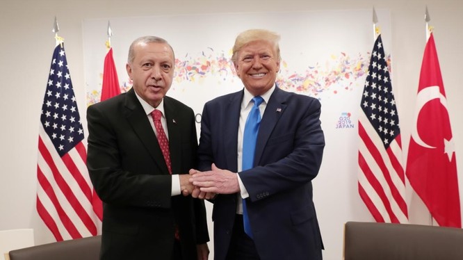 Ông Trump và ông Erdogan gặp gỡ bên lề Hội nghị thượng đỉnh G20 tổ chức tại Osaka, Nhật Bản hôm 29/6/2019 (Ảnh: Reuters)