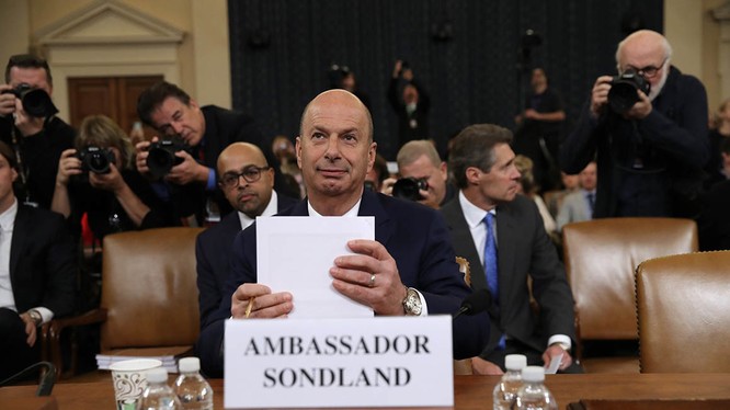 Đại sứ Mỹ tại EU Gordon Sondland trong phiên điều trần công khai trước Ủy ban Tình báo Hạ viện Mỹ (Ảnh: Politico)