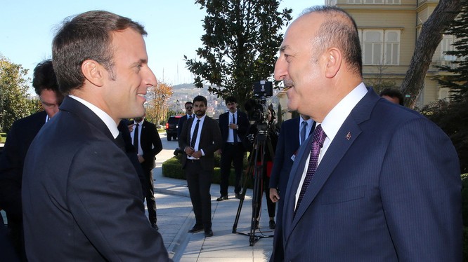 Tổng thống Pháp Emmanuel Macron và Ngoại trưởng Thổ Nhĩ Kỳ Mevlut Cavusoglu (Ảnh: RT)
