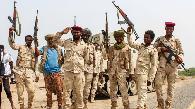 Các binh sĩ Sudan chiến đấu bên cạnh các lực lượng thân chính phủ Yemen được Arab Saudi hậu thuẫn ở phía Tây Yemen (Ảnh: AFP)