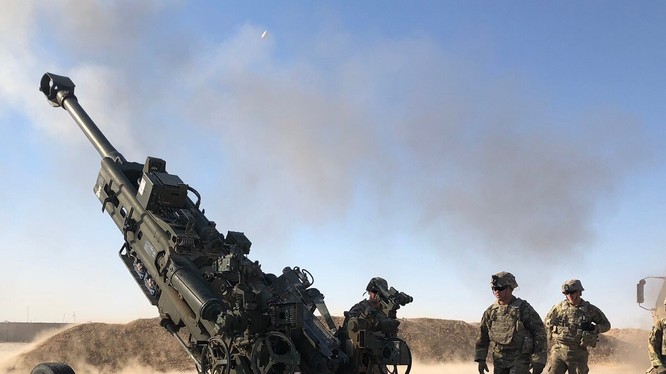 Binh sĩ thuộc Phi đội hỗ trợ pháo binh dã chiến, Trung đoàn kỵ binh 3 của Mỹ hỗ trợ quân đội Iraq bằng hỏa lực pháo binh từ pháo M777A2 (Ảnh: Armytimes)