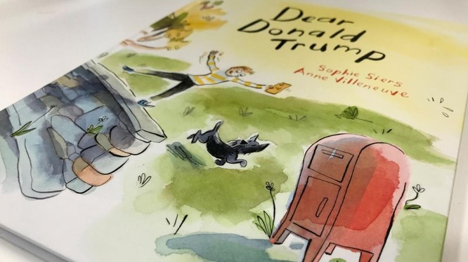 Cuốn sách “Dear Donald Trump” xuất hiện trong một cuộc phỏng vấn tại văn phòng làm việc của Thủ tướng New Zealand Jacinda Ardern (Ảnh: Reuters)
