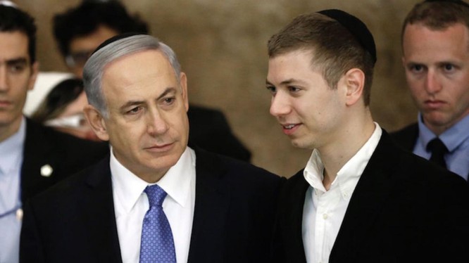 Yair Netanyahu (phải) bên cạnh cha mình là Thủ tướng Benjamin Netanyahu trong kỳ bầu cử năm 2015 (Ảnh: Independent)