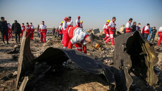 Các nhân viên cơ quan chức năng tại hiện trường vụ máy bay rơi ở Iran (Ảnh: Reuters)