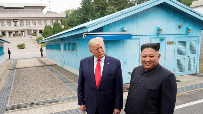 Tổng thống Trump và Chủ tịch Kim trong cuộc gặp tại khu phi quân sự (DMZ) hồi cuối tháng 6 năm ngoái (Ảnh: Reuters)