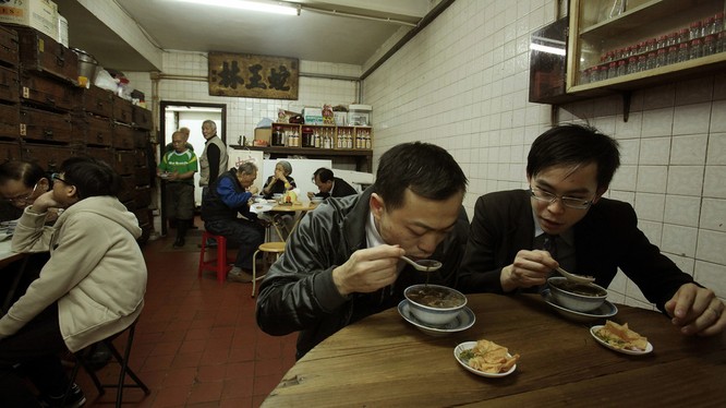 Thực khách thưởng thức món súp rắn trong một nhà hàng ở Hong Kong, Trung Quốc (Ảnh: RT)