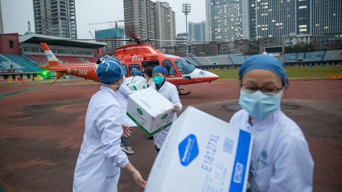 Nhân viên y tế chuyển hàng cung ứng thuốc men tại Vũ Hán, tỉnh Hồ Bắc, Trung Quốc ngày 2/2 (Ảnh: The National)