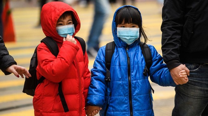 Trẻ em ở Hong Kong, Trung Quốc mang khẩu trang để phòng dịch bệnh do virus corona gây nên (Ảnh: AFP)