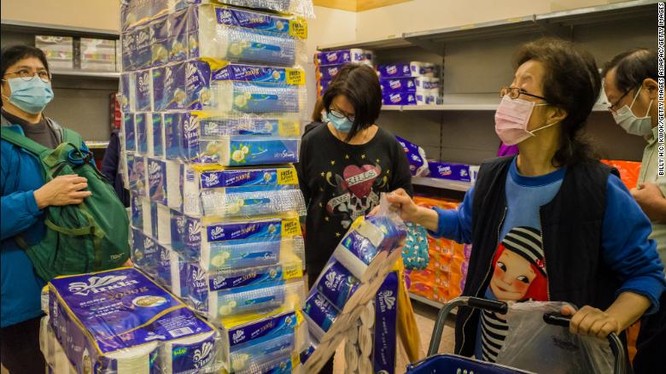 Người dân Hong Kong trong "cuộc chạy đua" mua giấy vệ sinh trong siêu thị (Ảnh: CNN)