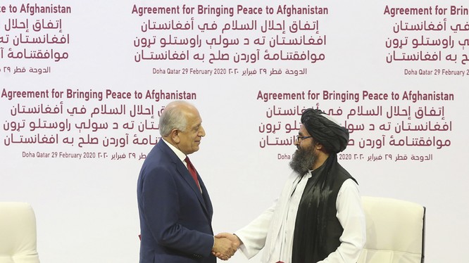Trưởng đoàn đàm phán của Mỹ, ông Zalmay Khalilzad (trái) và trưởng đoàn đàm phán của Taliban Mullah Abdul Ghani Baradar trong lễ ký thỏa thuận ở Doha (Ảnh: Politico)