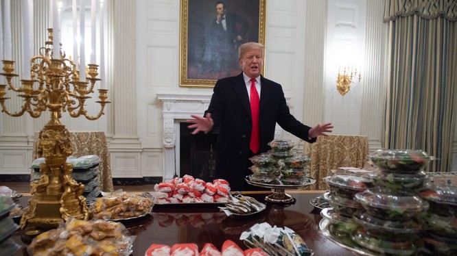 Tổng thống Trump trong bữa tiệc đồ ăn nhanh chiêu đãi đội Clemson Tigers ngày 19/1/2019 (Ảnh: CNBC)