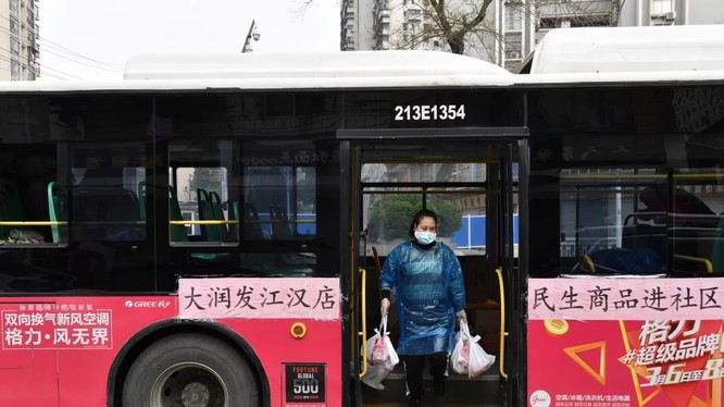Nghiên cứu mới nhấn mạnh về tầm quan trọng của việc đeo khẩu trang khi di chuyển trên phương tiện công cộng (Ảnh: SCMP)