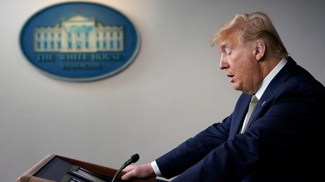 Tổng thống Donald Trump đang đối diện với thách thức lớn nhất trong lịch sử hiện đại của Mỹ (Ảnh: Politico)