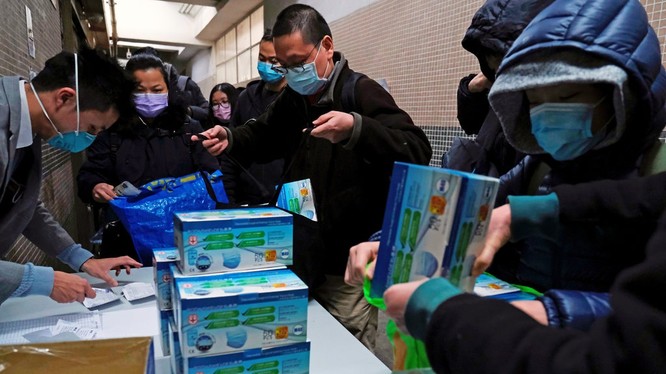 Người dân Hong Kong xếp hàng mua khẩu trang phòng COVID-19 (Ảnh: Reuters)