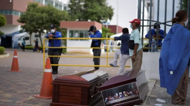Quan tài đặt ngay trước cổng mọt bệnh viện ở thành phố Guayaquil, Ecuador (Ảnh: France24)