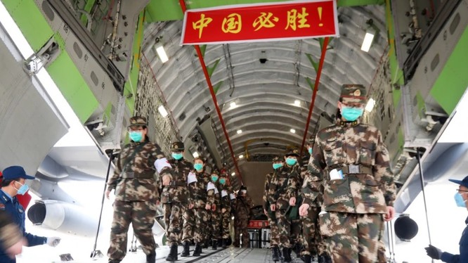 Đội ngũ y tế của PLA tới thành phố Vũ Hán, tỉnh Hồ Bắc trong nỗ lực chặn dịch COVID-19 (Ảnh: Reuters)