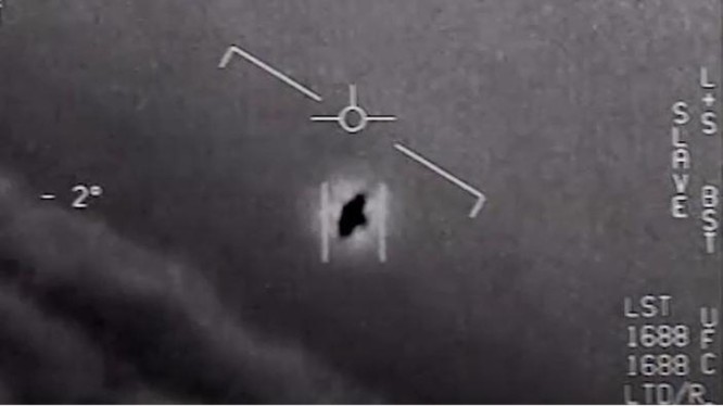 Hình ảnh UFO trong một đoạn video mà Lầu Năm Góc công bố hồi tháng trước (Ảnh: The Week)