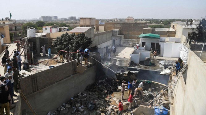 Hiện trường vụ tai nạn máy bay thảm khốc ở tỉnh Karachi, Pakistan (Ảnh: ABC News)