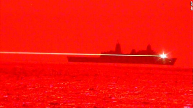 Tàu USS Portland thử nghiệm vũ khí laser trên vùng biển Thái Bình Dương vào ngày 16/5 vừa qua (Ảnh: CNN)
