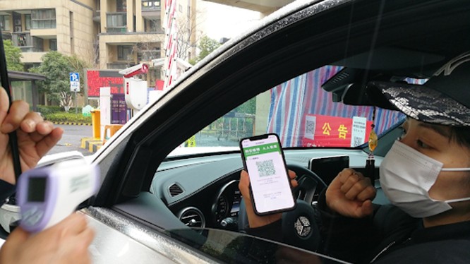 Một tài xế chưng mã QR xanh để được phép vào một tòa chung cư ở Trung Quốc (Ảnh: SCMP)