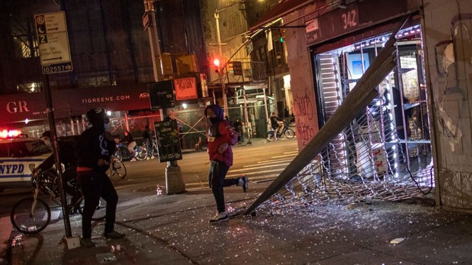 Nhiều người bỏ chạy khỏi một cửa hàng bị đập phá khi cảnh sát ập tới (Ảnh: Fox News)