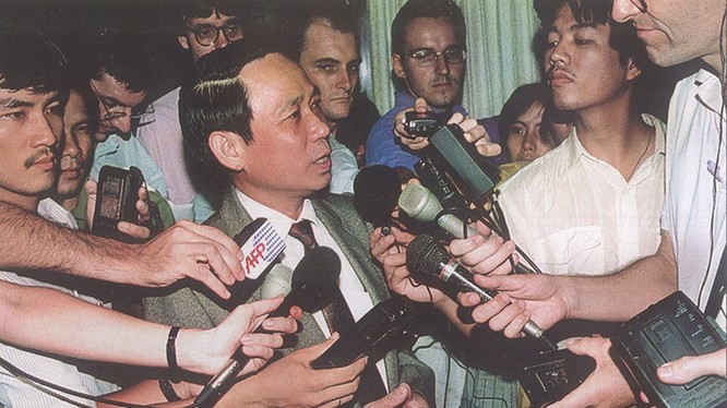 Thứ trưởng Ngoại giao Lê Mai trả lời phỏng vấn báo chí về việc bình thường hóa quan hệ Việt - Mỹ tại Hà Nội