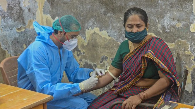 Một người phụ nữ Ấn Độ đã khỏi COVID-19 đi hiến huyết thanh để phục vụ cho nghiên cứu (Ảnh: AFP)