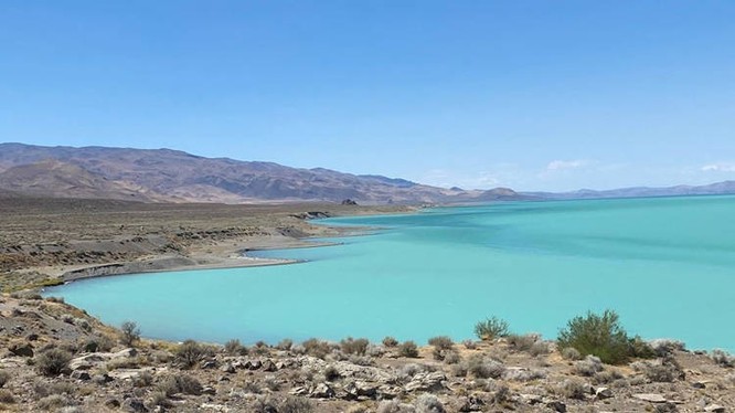 Màu xanh ngọc lam tuyệt đẹp của hồ Pyriamid (Ảnh: OC)