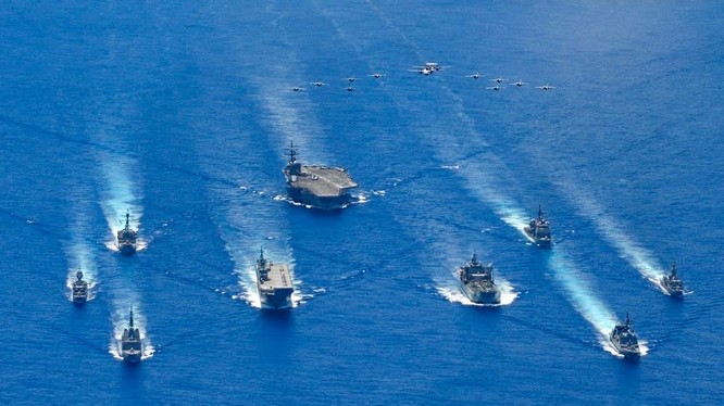 Hình ảnh cuộc tập trận chung giữa hải quân Mỹ, Nhật Bản và Australia trên biển Philippines ngày 21/7 (Ảnh: US Navy)