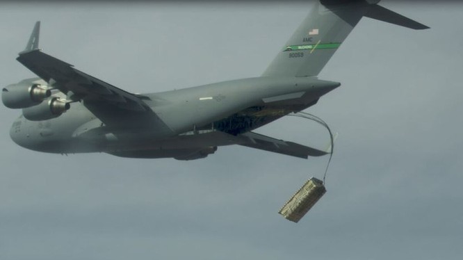 Một chiếc C-17 tham gia vào quá trình thử nghiệm airdrop (Ảnh: Defense News)