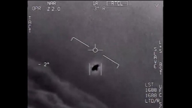 Hình ảnh vật thể bay không xác định (UFO) trong đoạn video mà Hải quân Mỹ ghi lại trong một lần chạm trán (Ảnh: CNN)
