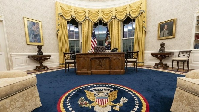Phòng Bầu dục dưới thời Biden đã được trang trí lại (Ảnh: AP)