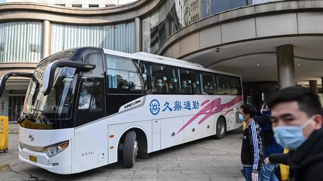 Xe chở đoàn chuyên gia WHO rời khỏi một khách sạn ở Vũ Hán, Trung Quốc (Ảnh: France24)