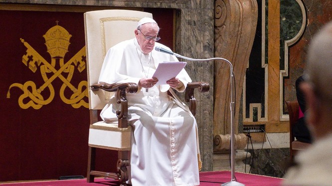Giáo hoàng Francis không thể đứng phát biểu vì đau thần kinh tọa (Ảnh: DailyMail)