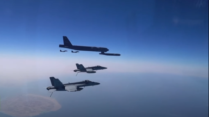 Máy bay ném bom B-52 Stratofortress của Mỹ được hộ tống bởi các chiến đấu cơ (Ảnh: RT)
