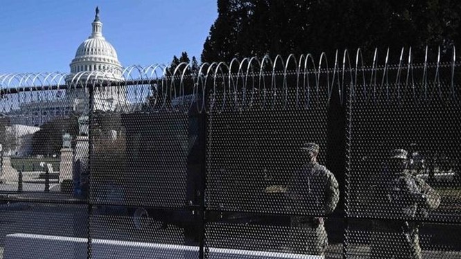 Hàng rào an ninh được dựng lên quanh tòa nhà quốc hội Mỹ ở thủ đô Washington ngày 14/1 (Ảnh: AFP)