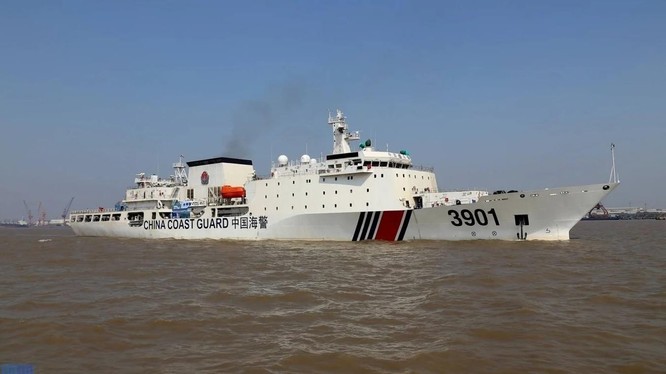 Luật hải cảnh của Trung Quốc cho phép lực lượng Hải cảnh nước này nổ súng vào tàu nước ngoài (Ảnh: SCMP)