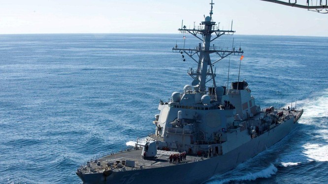 Tàu USS John S McCain của Mỹ băng qua Eo biển Đài Loan (Ảnh: Reuters)