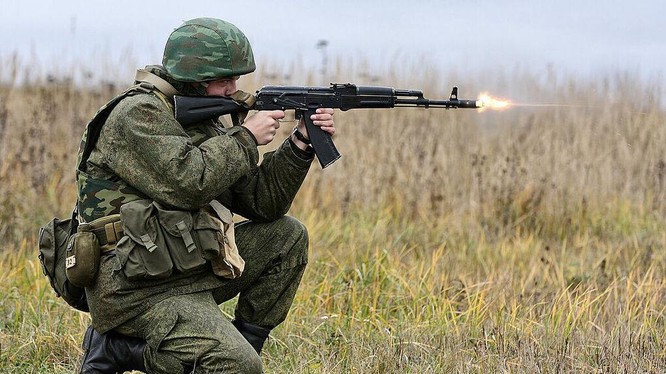 Một binh sĩ Nga khai hỏa súng AK-74 (Ảnh: TASS)