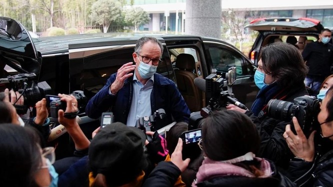 Trưởng nhóm điều tra của WHO Peter Ben Embarek tại sân bay Vũ Hán hôm 10/2 (Ảnh: Reuters)