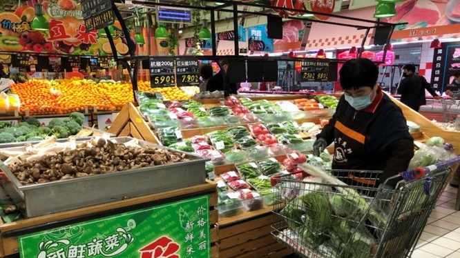 Một người đi siêu thị tại Trung Quốc đầu năm 2020. Ảnh: FAO.