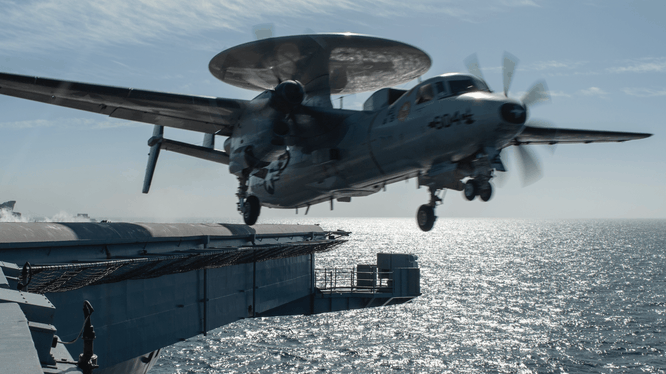 Một máy bay E-2C Hawkeye cất cánh từ tàu sân bay USS Nimitz (CVN 68) (Ảnh: AsiaTimes)