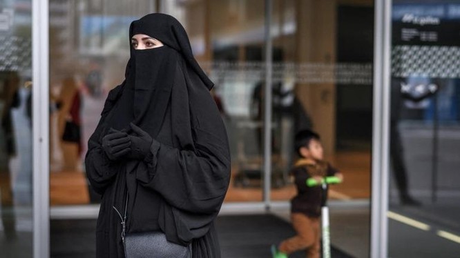 Một phụ nữ trong trang phục burqa ở Thụy Sĩ. Ảnh: AFP
