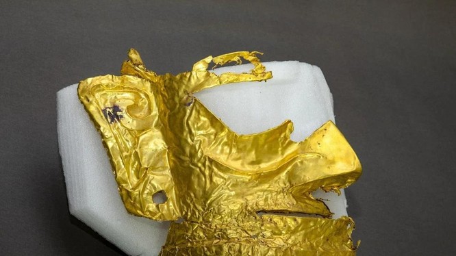 Chiếc mặt nạ bằng vàng được cho là từng được một tu sĩ sử dụng (Ảnh: Xinhua)