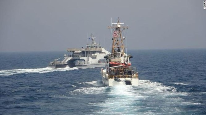 Tàu Harth 55 (trái) của Iran có hành động nguy hiểm với tàu Monomoy của Mỹ trong vụ việc ngày 2/4 (Ảnh: CNN)