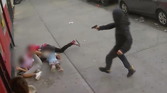 Ảnh cắt từ đoạn clip vụ xả súng kinh hoàng trên phố Bronx, New York, Mỹ (Ảnh: NYPD)