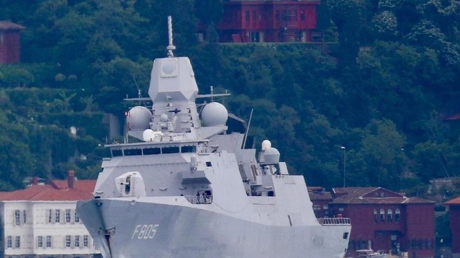 Tàu HNLMS Evertsen của Hà Lan (Ảnh: Reuters)