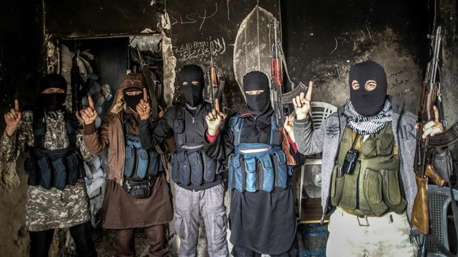 Các tay súng bịt mặt mang nhiều quốc tịch khác nhau của al-Qaeda (Ảnh: Sputnik)